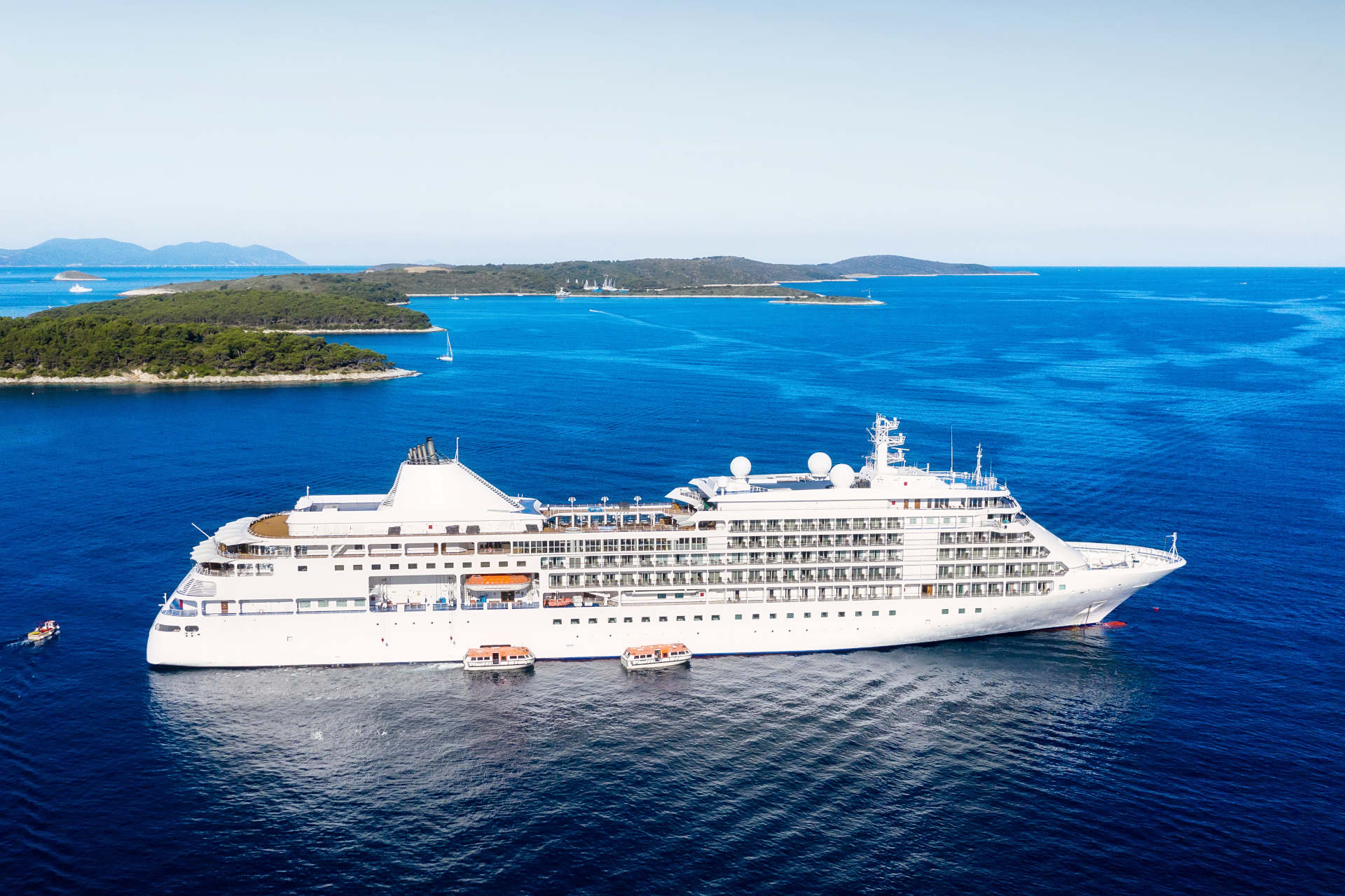 Kreuzfahrtschiff und viele Inseln